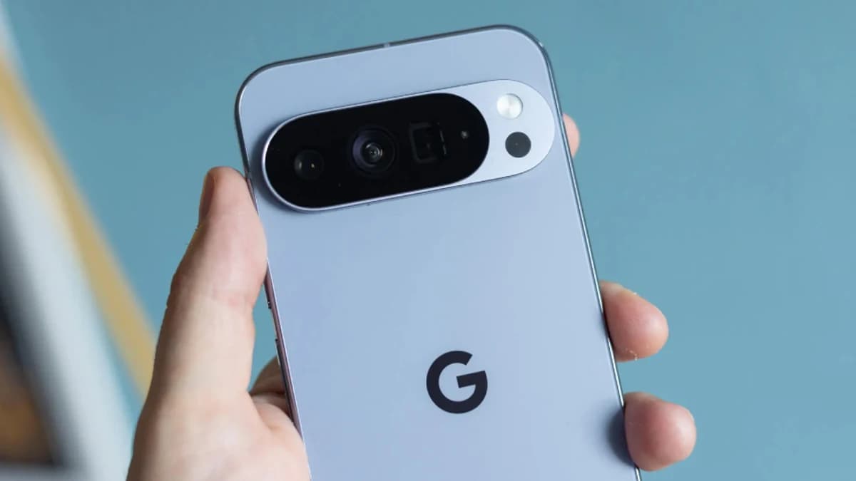Pixel phone using screen context from apps to prepare proactive Gemini assistance.