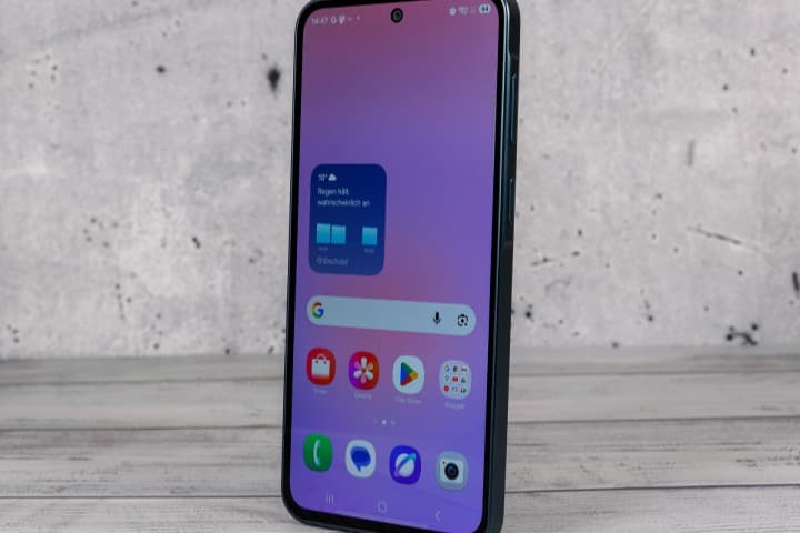Samsung Galaxy A37 5G display viewed from the front. Credit: Daniel Schmidt.
