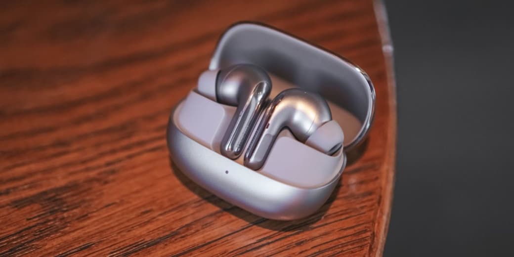 Xiaomi Buds Pro 5 earbuds in an open charging case. Credit: Gadgetmatch.